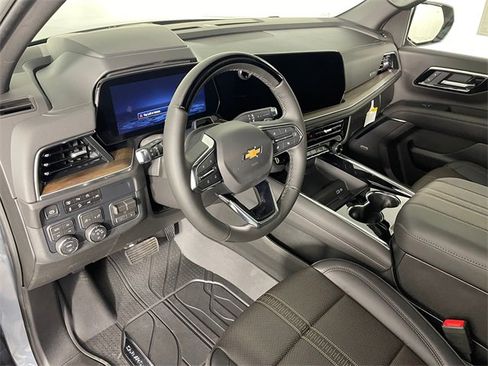 New 2026 Chevrolet Suburban High Country image 3