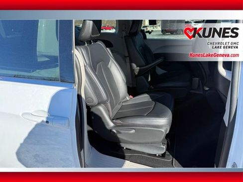 Used 2024 Chrysler Pacifica Select image 17