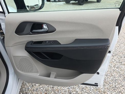 Used 2024 Chrysler Pacifica Select image 20