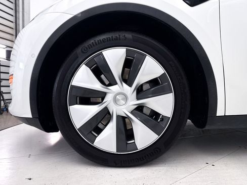 Used 2022 Tesla Model Y Long Range AWD/4WD image 15