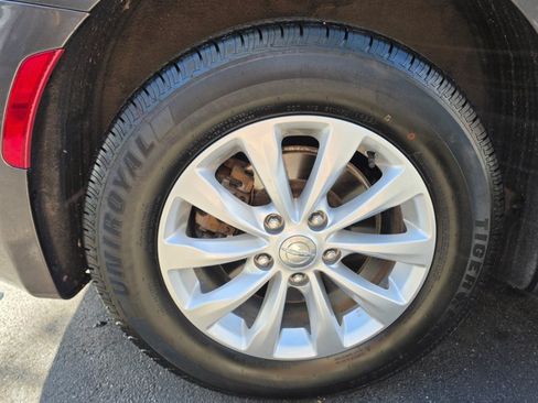 Used 2017 Chrysler Pacifica Touring-L FWD image 11