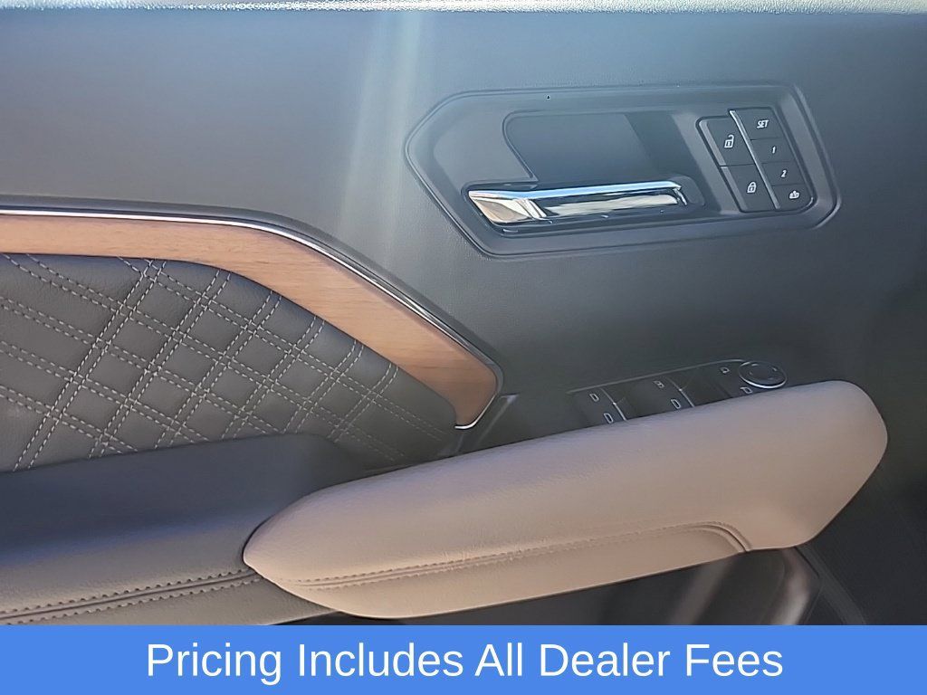 Used 2025 GMC Canyon Denali AWD/4WD image 7