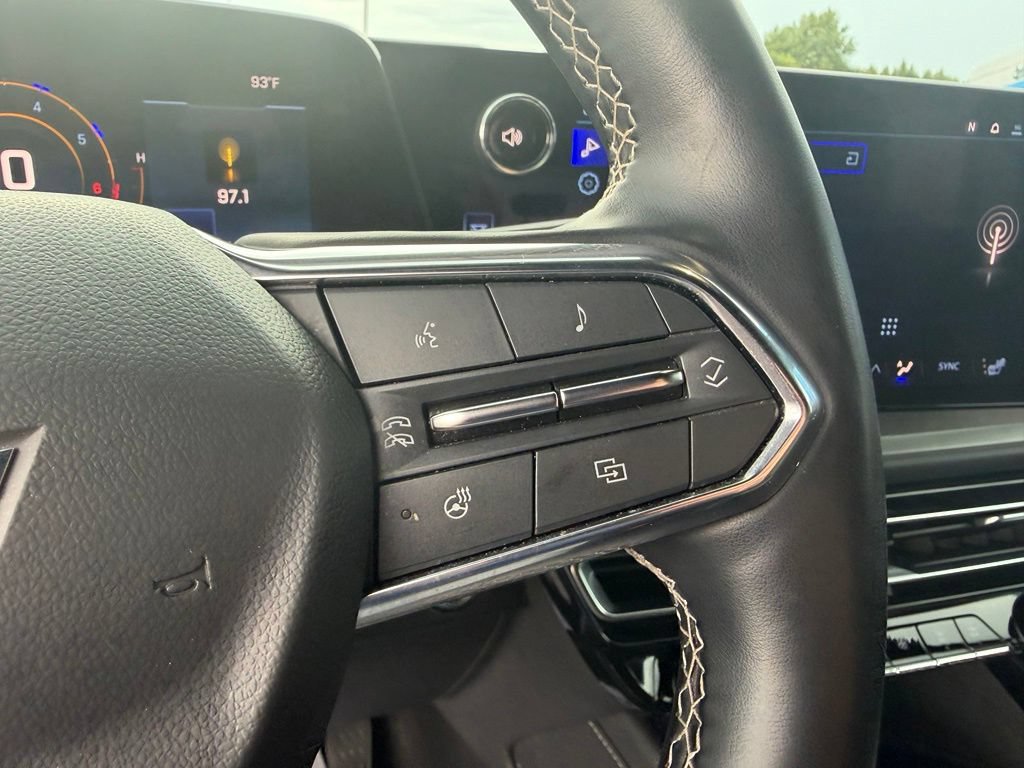 Used 2025 Chevrolet Traverse LT FWD image 8