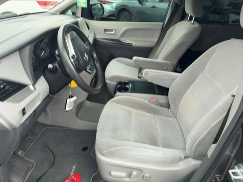 Used 2018 Toyota Sienna LE w/ Carpet Mat Package FWD image 4