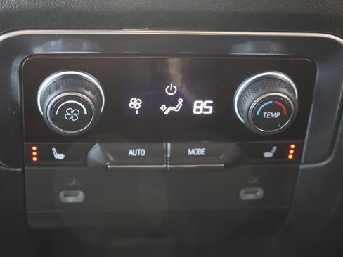 Used 2021 Chevrolet Suburban Premier image 23