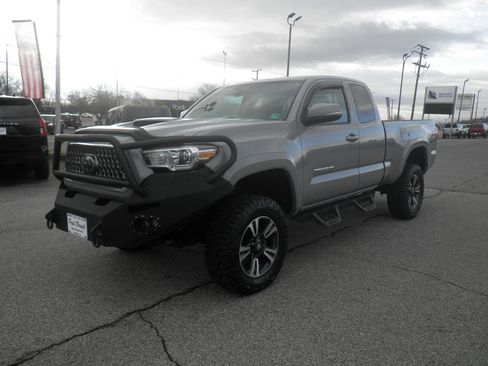 Used 2018 Toyota Tacoma TRD Sport image 3