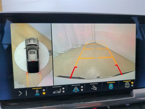 Used 2022 Chevrolet Silverado 1500 High Country w/ Technology Package image 32