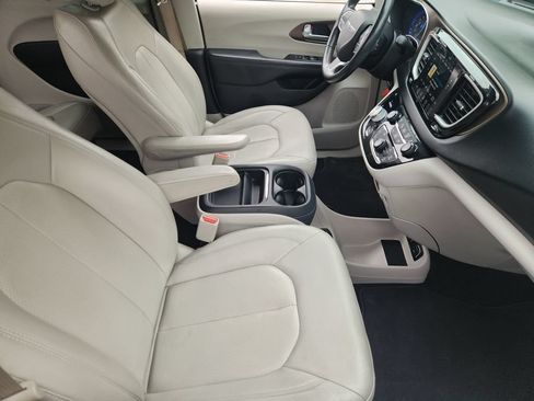 Used 2019 Chrysler Pacifica Touring-L w/ Advanced Safetytec Group FWD image 11