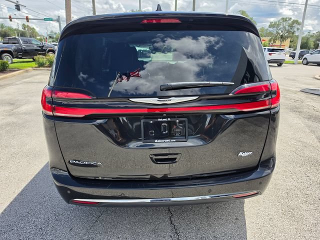 Used 2023 Chrysler Pacifica Touring-L FWD image 4