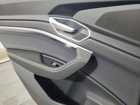 Used 2024 Audi Q8 e-tron Prestige image 17