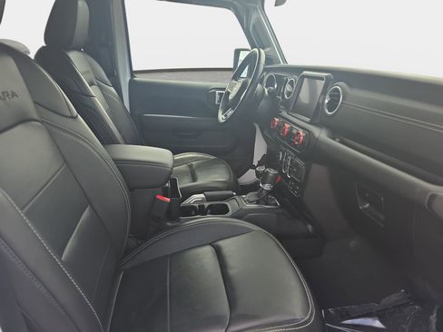 Used 2022 Jeep Wrangler Unlimited Sahara w/ Cold Weather Group AWD/4WD image 10