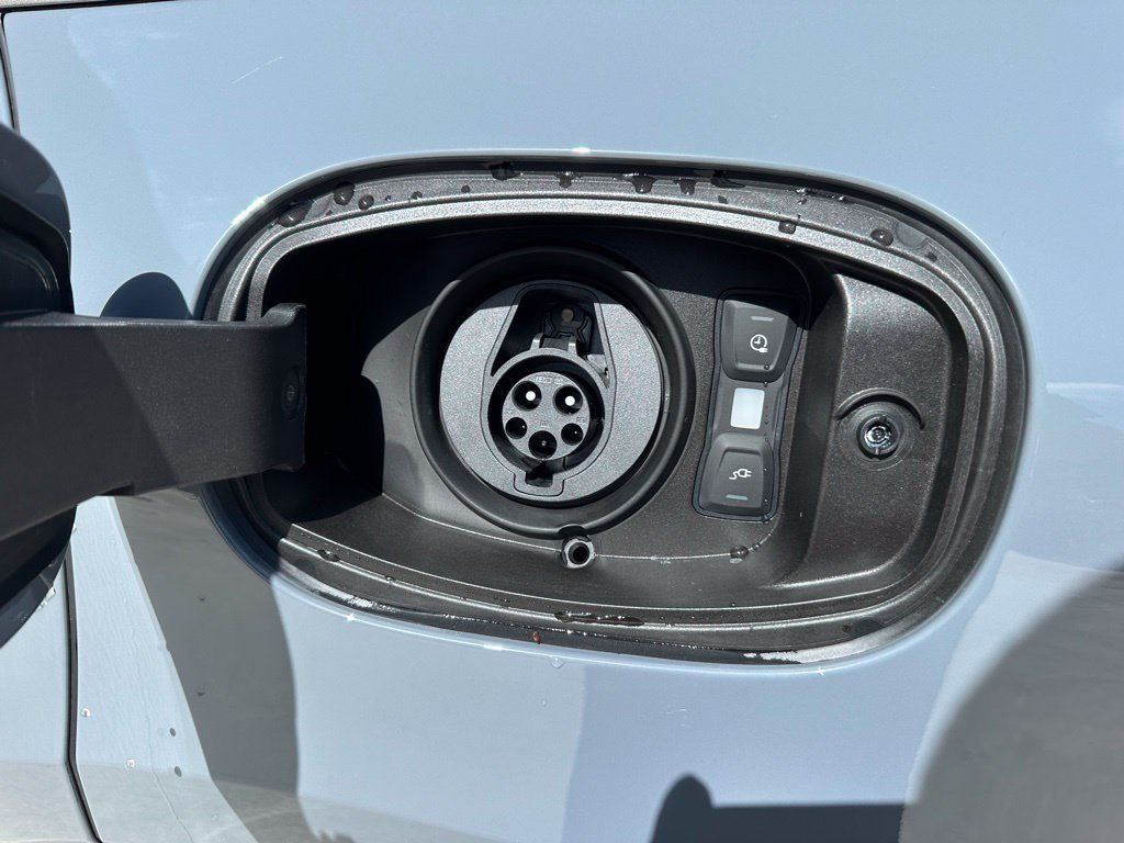 Certified 2025 Porsche Cayenne Turbo AWD/4WD image 37