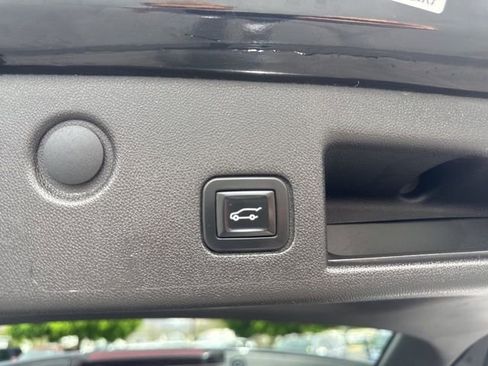 Used 2018 Chevrolet Equinox LT w/ Sun & Infotainment Package image 12