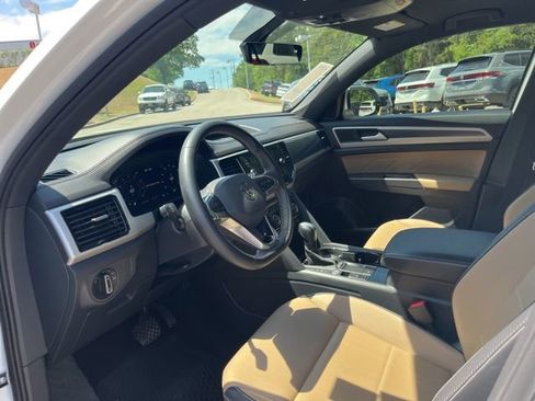 Used 2023 Volkswagen Atlas Cross Sport SE w/ Panoramic Sunroof Package FWD image 6