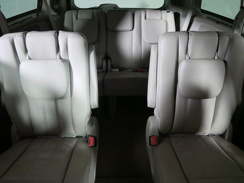 Used 2013 Chrysler Town & Country Touring-L w/ Driver Convenience Group FWD image 13