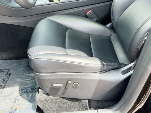 Used 2024 Tesla Model Y Long Range AWD/4WD image 18