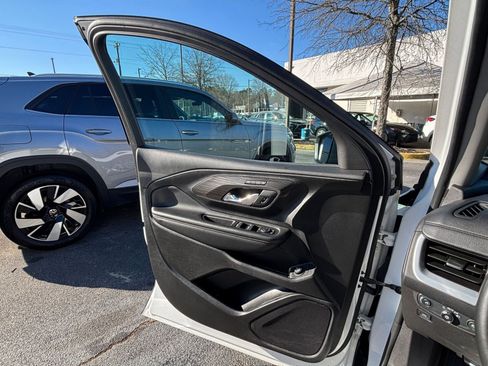 Used 2024 GMC Terrain SLT image 18