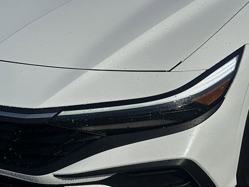 Used 2025 Hyundai Elantra SE image 11