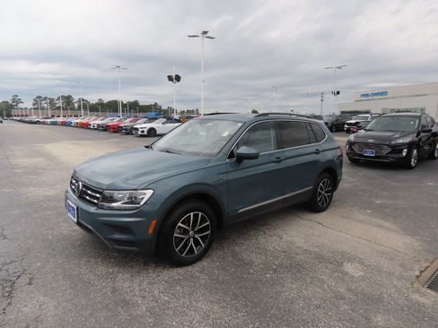Used 2021 Volkswagen Tiguan SE w/ Panoramic Sunroof Package FWD image 2