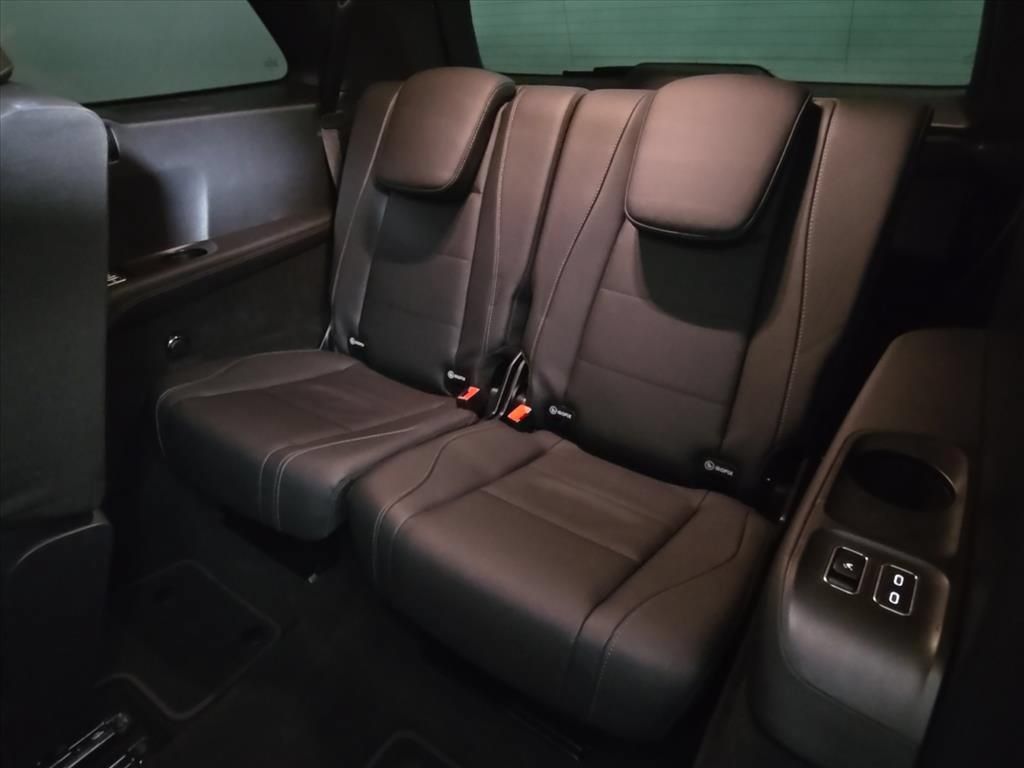 Used 2025 Mercedes-Benz GLS 450 4MATIC image 16