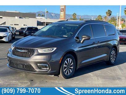 Used 2021 Chrysler Pacifica Touring w/ Uconnect Theater Family Group