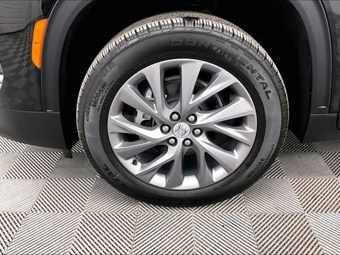 Used 2025 Buick Enclave Preferred w/ Power Package image 9