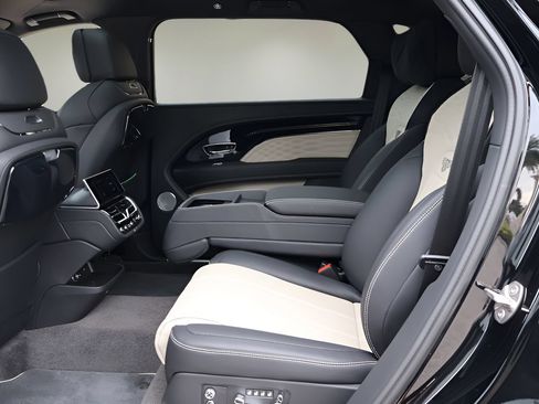 Used 2025 Bentley Bentayga Extended Wheelbase AWD/4WD image 15