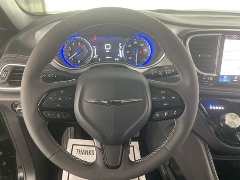 Used 2025 Chrysler Pacifica Limited image 37
