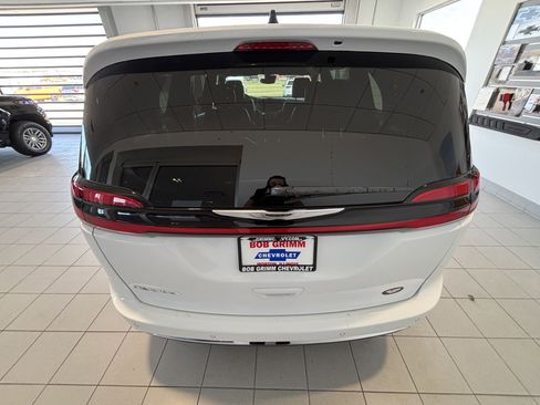 Used 2026 Chrysler Pacifica Select FWD image 4