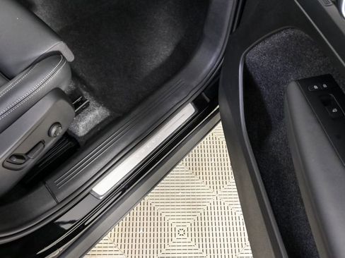 Used 2025 Volvo XC40 B5 Plus image 26