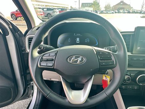 Used 2023 Hyundai Venue SEL image 18