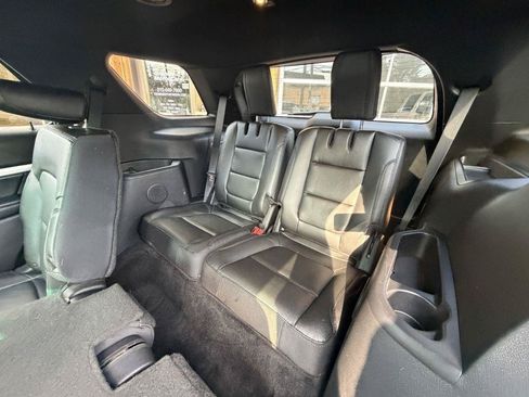 Used 2017 Ford Explorer XLT w/ Equipment Group 202A AWD/4WD image 17