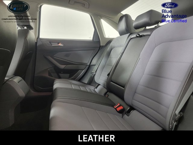 Used 2025 Volkswagen Jetta SE FWD image 16
