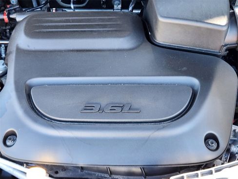 Used 2024 Chrysler Pacifica Touring-L image 17