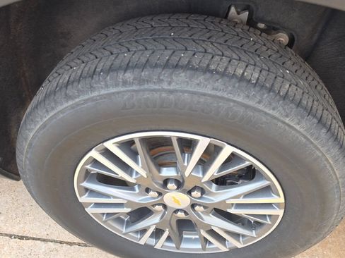 Used 2025 Chevrolet Traverse LT FWD image 11