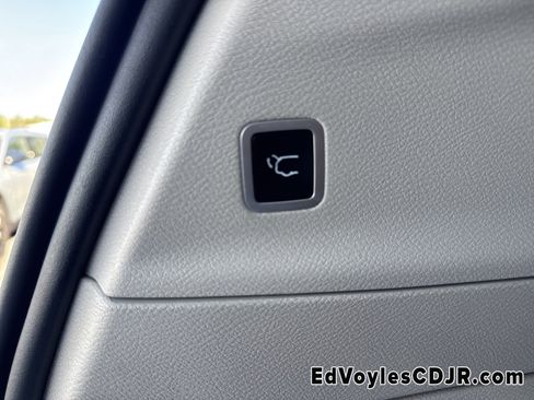 Used 2019 Chrysler Pacifica Touring-L image 24