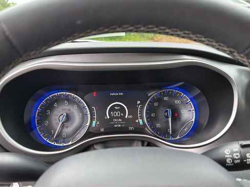 Used 2023 Chrysler Pacifica Touring-L FWD image 21