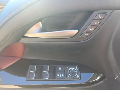 Used 2020 Lexus LX 570 4WD w/ 3rd Row & Luxury Pkg image 24