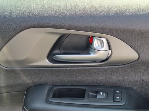 Used 2025 Chrysler Pacifica Select FWD image 33