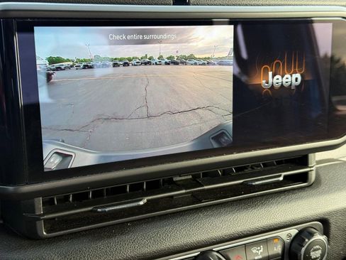 Used 2025 Jeep Gladiator Sport AWD/4WD image 18