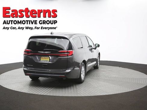 Used 2023 Chrysler Pacifica Touring-L FWD image 39