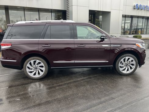 Used 2024 Lincoln Navigator Reserve image 8