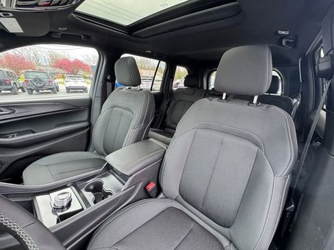 New 2025 Jeep Grand Cherokee Laredo X w/ Luxury Tech Group I AWD/4WD image 19