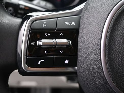 Used 2024 Kia Carnival EX FWD image 3