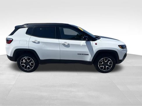 Used 2025 Jeep Compass Trailhawk AWD/4WD image 8