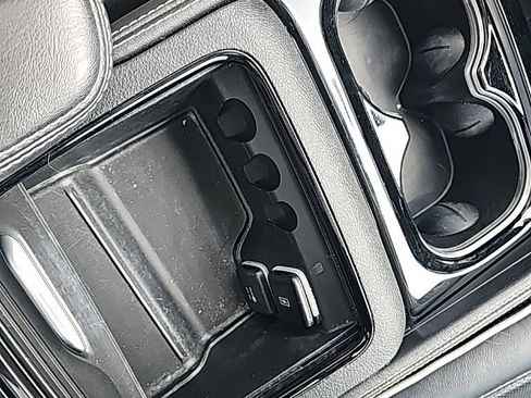 Used 2021 Chrysler Pacifica Limited w/ Uconnect Theater Family Group image 31