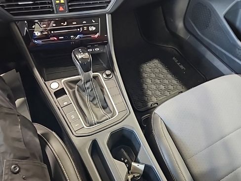 Used 2025 Volkswagen Jetta SE image 31