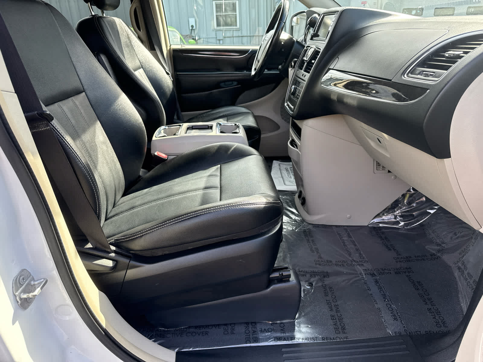 Used 2016 Chrysler Town & Country Touring FWD image 12