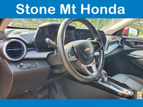 Used 2025 Chevrolet Trax LT w/ LT Convenience Package FWD image 17