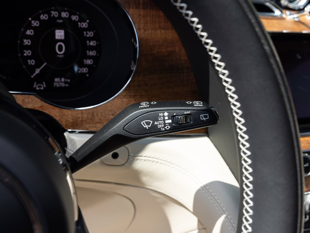 Used 2025 Bentley Bentayga AWD/4WD image 41